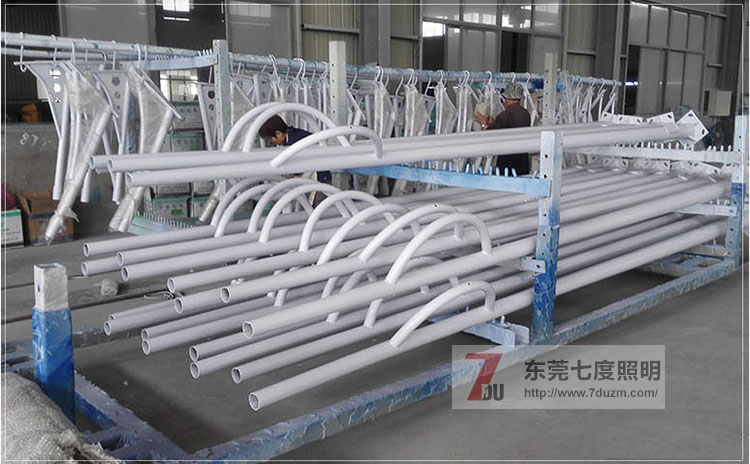 东莞七度照明户外路灯杆喷塑车间