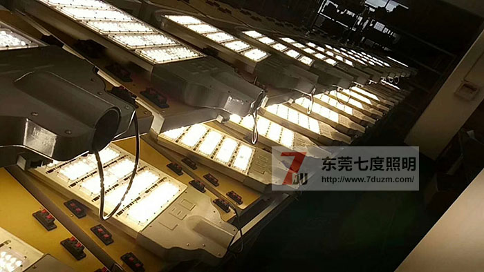 东莞七度照明模组式大功率led路灯头批量老化