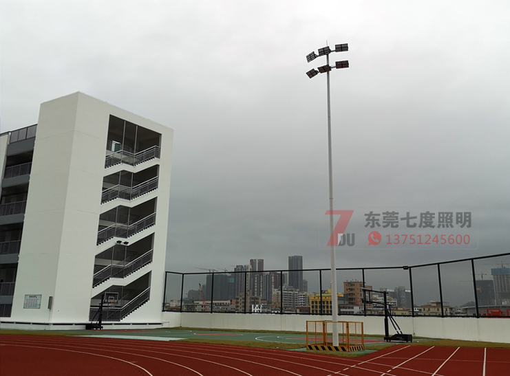 学校操场15米6x400W高杆灯现场实例图片
